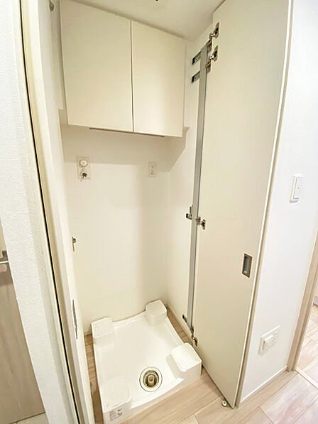 洗濯機置き場の上部には吊戸棚収納もついております。