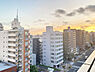 バルコニー：夕暮れ時の眺望です。バルコニーから東京スカツリーが望めます（天候による）