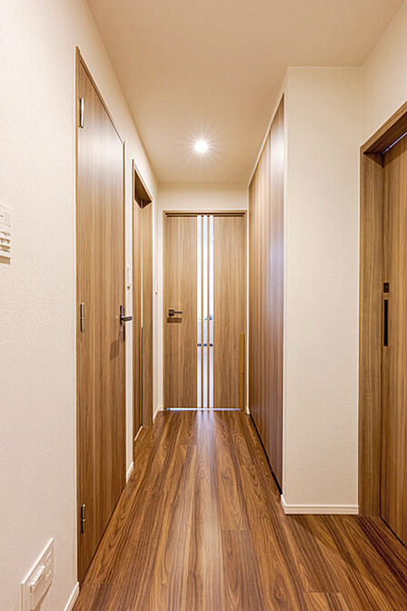 玄関から続く廊下を進むと各部屋へ自然につながり、毎日の移動も快適に感じられる住まいです