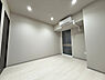 その他：ゆとりある約5.7帖の洋室。主寝室として使いやすい落ち着いた空間です。