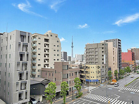 バルコニーから東京スカイツリーを望む、都心ならではの眺望が魅力です。