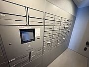 共用部にあるメールコーナー。宅配ボックスは各階に設けられており、不在時も荷物の受取ができて便利です。【その他共用部】