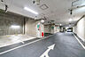 駐車場：敷地内平面駐車場の様子です。現況空き無しですが、空き状況は変動しますので随時お問い合わせください。【駐車場】
