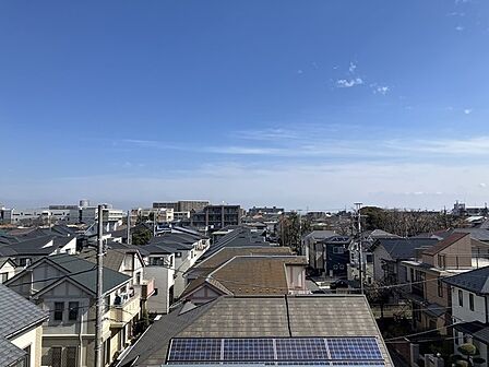視界を遮る高い建物はなく、開放感のある眺望。生活利便施設が徒歩圏内の、暮らしに便利な住環境です。【住戸からの眺望】
