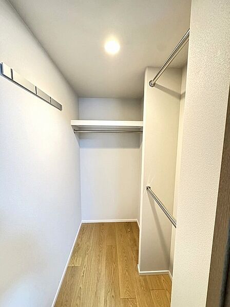たくさんのお洋服を見やすく・取り出しやすく収納可能。季節用品などの保管場所としても重宝します。【ウォークインクローゼット】
