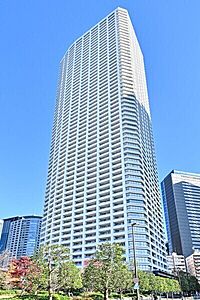外観:再開発の進む西新宿エリアに位置する、60階建制震構造タワーマンション。ペット飼育可(規約制限有り)。【現地外観写真】 外観:再開発の進む西新宿エリアに位置する、60階建制震構造タワーマンション。ペット飼育可(規約制限有り)。【現地外観写真】
