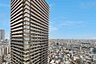 周辺：地上60階建の27階部分に位置し、眺望良好。高層マンションやビルが建ち並ぶ都会的な街並みを望めます。【住戸からの眺望写真】