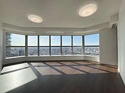 南西角住戸のため、陽当り、眺望の良い開放的なお部屋です