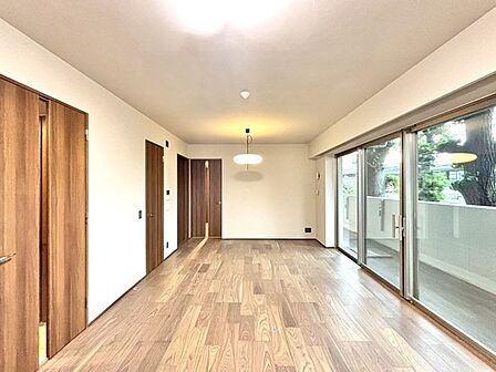 天井高2.5m以上。全居室がバルコニーに面し、通風良好。開放感ある空間でお過ごしいただけます。【LD】