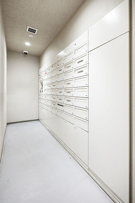 共用部の様子です。集合ポストと共に宅配ボックスも設けられており、不在時の荷物の受取に便利です。【共用部】