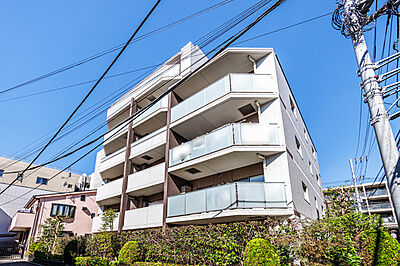外観:林試の森公園を望む低層レジデンスです。南西角住戸につき陽当り良好。南面バルコニーが設けられています。【現地外観写真】 外観:林試の森公園を望む低層レジデンスです。南西角住戸につき陽当り良好。南面バルコニーが設けられています。【現地外観写真】