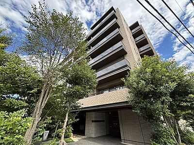 外観:2019年11月築、地上7階建RC造マンション。落ち着きのある佇まいと植栽の緑が映える外観です。【現地外観写真】 外観:2019年11月築、地上7階建RC造マンション。落ち着きのある佇まいと植栽の緑が映える外観です。【現地外観写真】