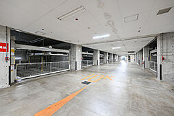 駐車場は機械式の区画もございます。紫外線や風雨による劣化が防げ、盗難の心配も少ない点が魅力です。【駐車場】