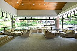 中庭を望めるロビースペース