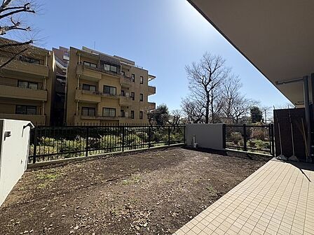 ゆとりある広さの専用庭付き住戸です。お子様の遊び場やリラックス空間など、多用途に活用できそうです。【専用庭】