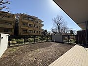 ゆとりある広さの専用庭付き住戸です。お子様の遊び場やリラックス空間など、多用途に活用できそうです。【専用庭】