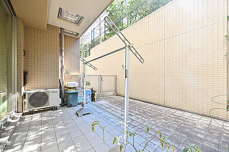 地下1階部分に日照を取り込むテラスを設け、居室との一体的な利用が可能な設計となっています