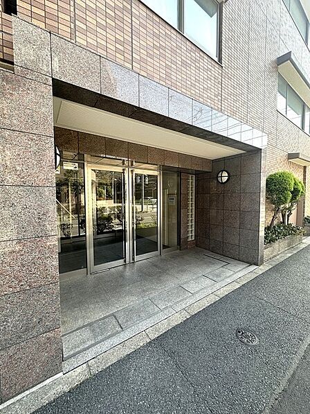 まいばすけっと経堂4丁目店:約600m、ファミリーマート桜丘3丁目店:約40m。買物施設も身近です。【エントランス】