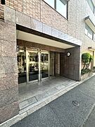 まいばすけっと経堂4丁目店：約600m、ファミリーマート桜丘3丁目店：約40m。買物施設も身近です。【エントランス】