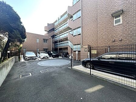 敷地内駐車場の様子です。最新の空き状況や駐車可能なお車のサイズ等は、お気軽にお問い合わせください。【駐車場】
