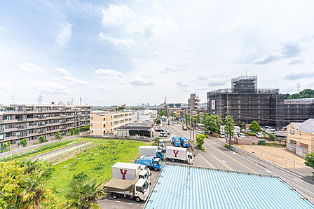 北東側洋室からの眺望。遮るものなく、開放的な景色が広がります。陽当り・通風・眺望良好な住戸です。【住戸からの眺望写真】
