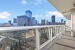 透明の手摺壁が採用されたバルコニーは採光が得られ眺望も良好です。11階部分に位置しています。【バルコニー】