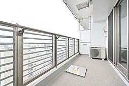 ※家具・調度品は販売価格に含まれません。西向きで陽当りの良いバルコニー。奥行きがありストレスなく洗濯物が干せそうです。