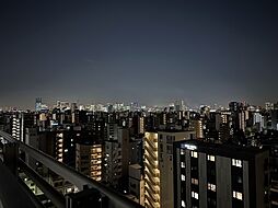周辺は高層マンションやビルが建ち並ぶエリアです。夜間には都会的な夜景が楽しめます(天候による)。【住戸からの眺望写真】