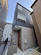 東武伊勢崎線「東向島」駅徒歩6分の立地。玄関前のスペースには自転車やバイクが駐輪できます。【現地外観】