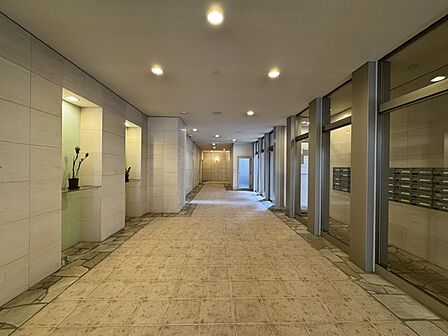 管理が良好なため、共用部分にも清潔感と高級感があります。また、1階部分は内廊下となっております。