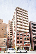 東京メトロ銀座線・都営浅草線「浅草」駅徒歩4分。雷門通りに面し、お洒落な外観が特徴的です。