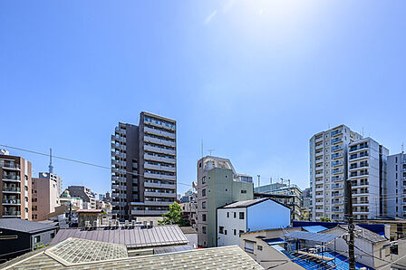 当該住戸は、3階部分の角住戸です。東京スカイツリーや隅田川花火大会が望めます(天候・季節による)。【住戸からの眺望】