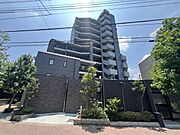 セブンイレブン足立4丁目店まで約30m。買い忘れがあった際などにも、気軽に利用できそうです。【現地外観写真】