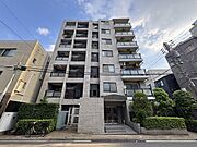 重厚感と高級感のあるエントランス。セカンドハウスや投資用としても利用しやすい立地にございます。
