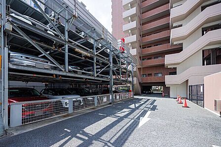 機械式駐車場の様子です。車種制限や最新の空き情報、料金などの詳細は、お気軽にお問い合わせください。【駐車場】