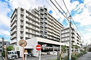 東京メトロ千代田線「町屋」駅徒歩6分、京成本線「町屋」駅徒歩7分。総149戸の12階建マンション。【現地外観】