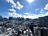 周辺：高層マンションやビルが建ち並ぶ都会的な街並み。晴れた日には気持ちのよい青空を感じられます。【住戸からの眺望写真】