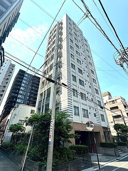 東京メトロ「新御茶ノ水」駅徒歩7分、JR中央線「御茶ノ水」駅徒歩8分など、複数路線・駅利用可能。【外観】