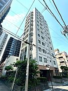 東京メトロ「新御茶ノ水」駅徒歩7分、JR中央線「御茶ノ水」駅徒歩8分など、複数路線・駅利用可能。【外観】