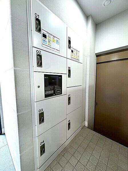宅配ボックスがあり、不在時も荷物の受取が可能。忙しい毎日の暮らしを快適にする、便利な共用設備です。【宅配ボックス/共用部】