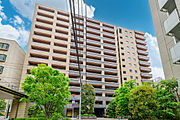 2018年11月築、地上14階建マンションの10階部分に位置します。ペット飼育可(規約制限有り)。【現地外観写真】
