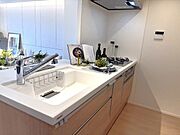 食洗器・浄水器一体型水栓付きのキッチンです。 ※家具・調度品は販売対象外です。