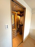 南西側洋室にあるウォークインクローゼットで収納に優れております。 ※家具・調度品は販売対象外です。