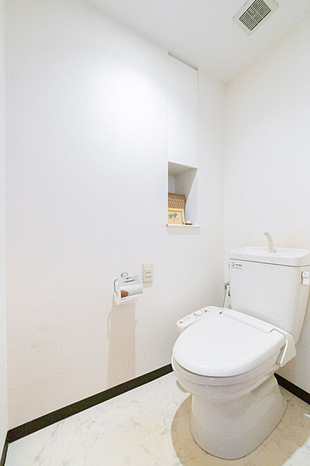 収納スペースを備え、清潔感と機能性を兼ね備えた快適なトイレ空間