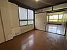 室内：収納力のある押入が付いた洋室6.0帖。床はフローリング仕様です。
