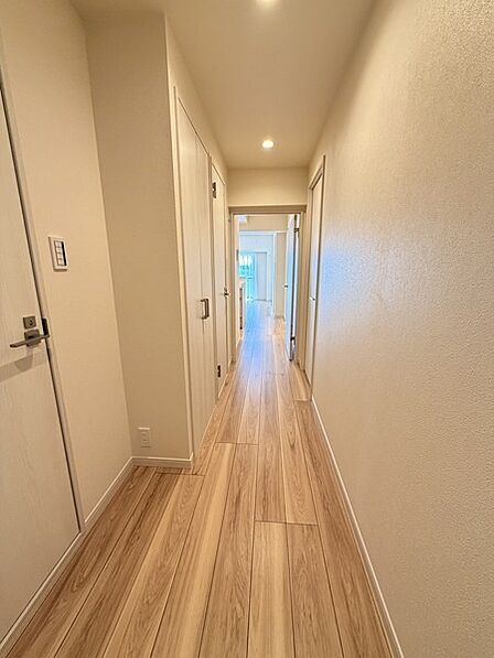 玄関からLDへと続く廊下の様子です。廊下から、水回りや洋室約5帖へもアクセスすることができます。【廊下】