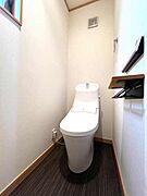 2階トイレです。温水洗浄便座付きなので、毎日快適にご使用いただけます。換気窓が備わっています。【2階トイレ】