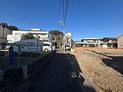 JR横須賀線、江ノ島電鉄「鎌倉」駅までフラットアクセスで徒歩7分。複数路線利用可能な立地です。【前面道路含む現地写真】