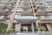 ご家族の帰宅を迎え入れるエントランス。山手台住宅地に佇む、中心街の喧騒から離れた穏やかな住環境です。【エントランス】