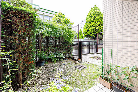 テラス・専用庭ではガーデンニングもお楽しみいただけます。 ※家具・調度品は売買対象には含まれません。約16.59m2のテラス・専用庭 ※家具・調度品は売買対象には含まれません。
